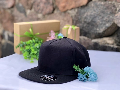 Snapback cepure ar logotipu sānos