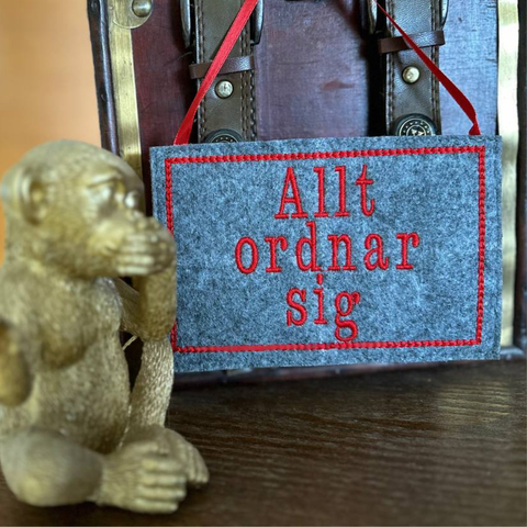 Allt ordnar sig – Embroidered Affirmation Hanging