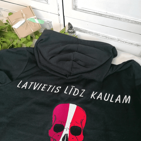 Īsts Latvietis līdz kaulam on back Hoodie