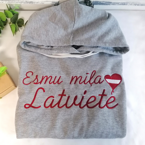 Esmu mīļa latviete with elegant font Hoodie