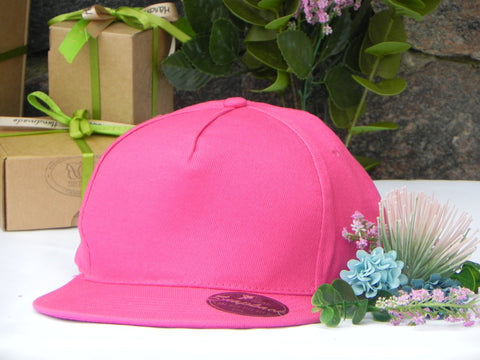 Snapback cepure ar logotipu sānos