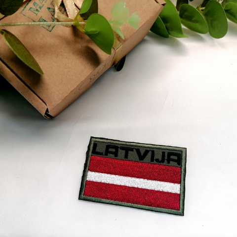 Olīvu Latvijas armijas karoga uzšuve