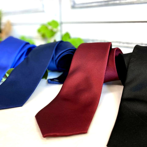 Personalizēta vīriešu kaklasaite ar izšuvumu